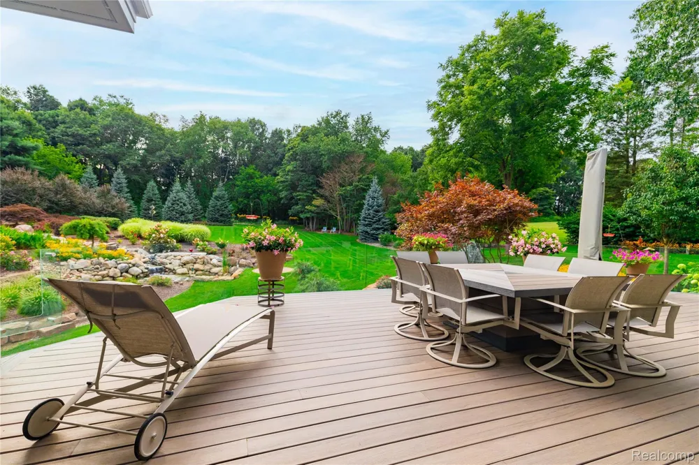 1661 Pinewood Milford Charter Township, MI 48381