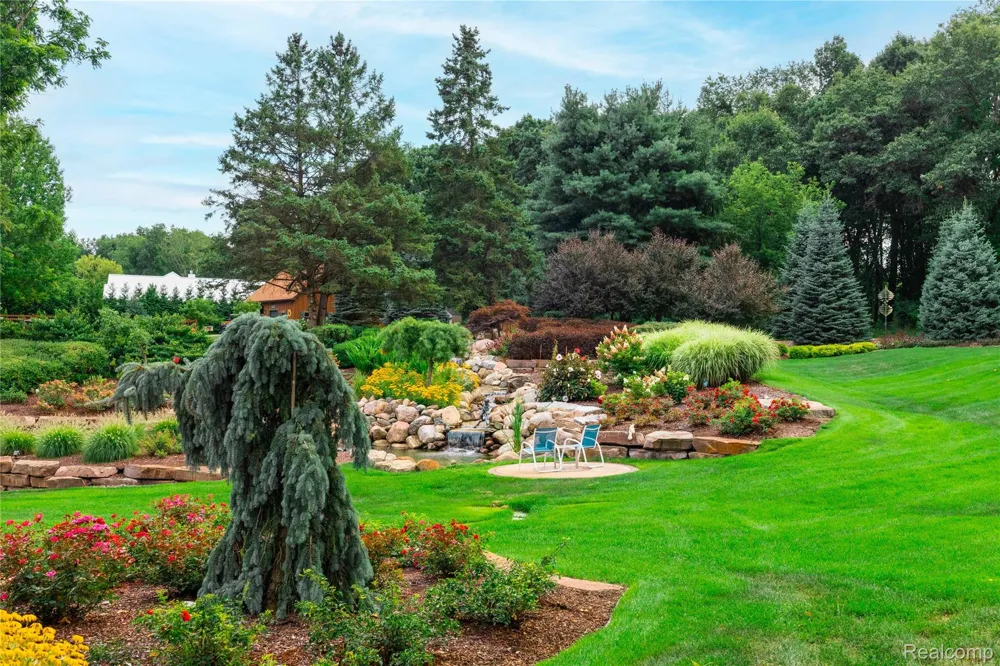 1661 Pinewood Milford Charter Township, MI 48381