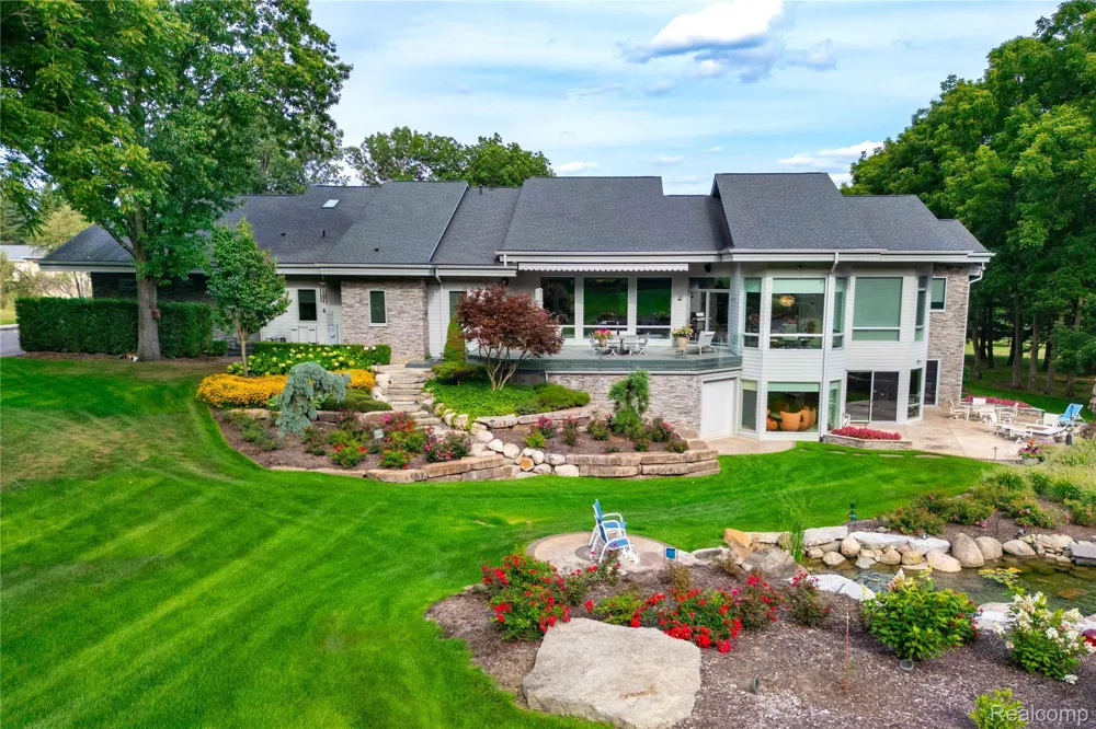 1661 Pinewood Milford Charter Township, MI 48381