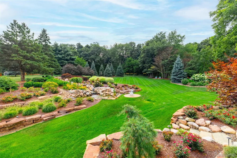 1661 Pinewood Milford Charter Township, MI 48381