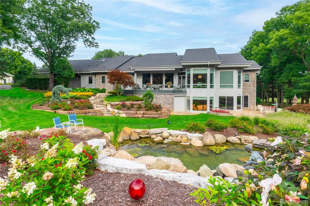 1661 Pinewood Milford Charter Township, MI 48381