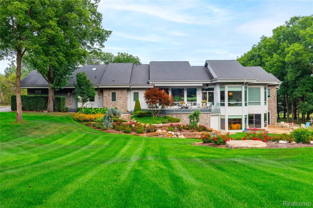 1661 Pinewood Milford Charter Township, MI 48381