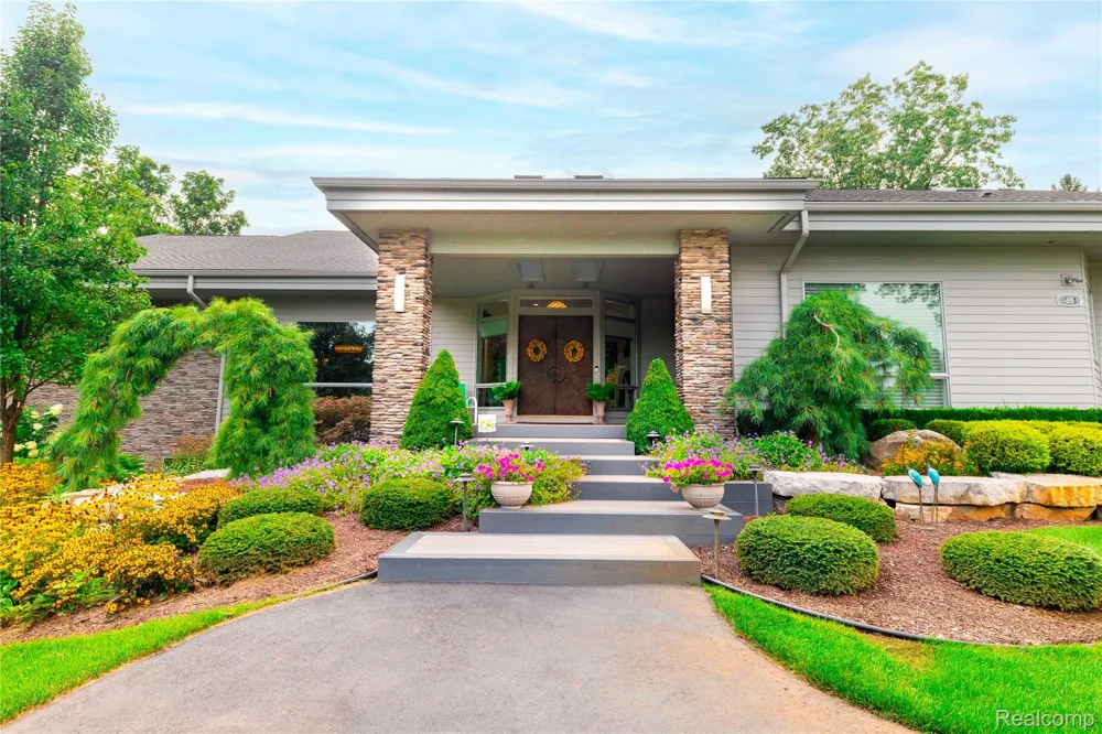 1661 Pinewood Milford Charter Township, MI 48381