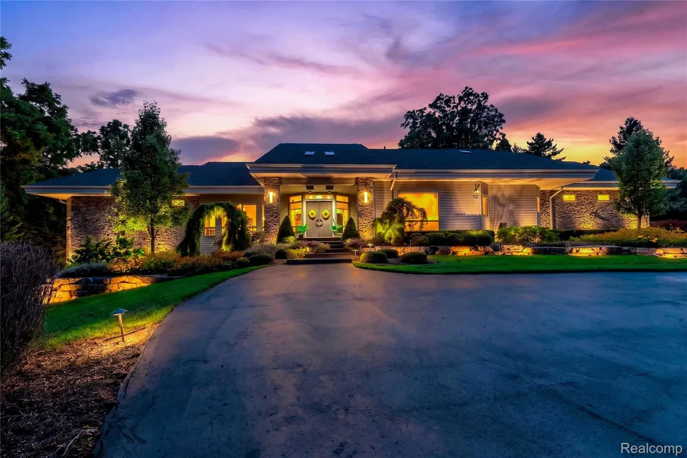 1661 Pinewood Milford Charter Township, MI 48381