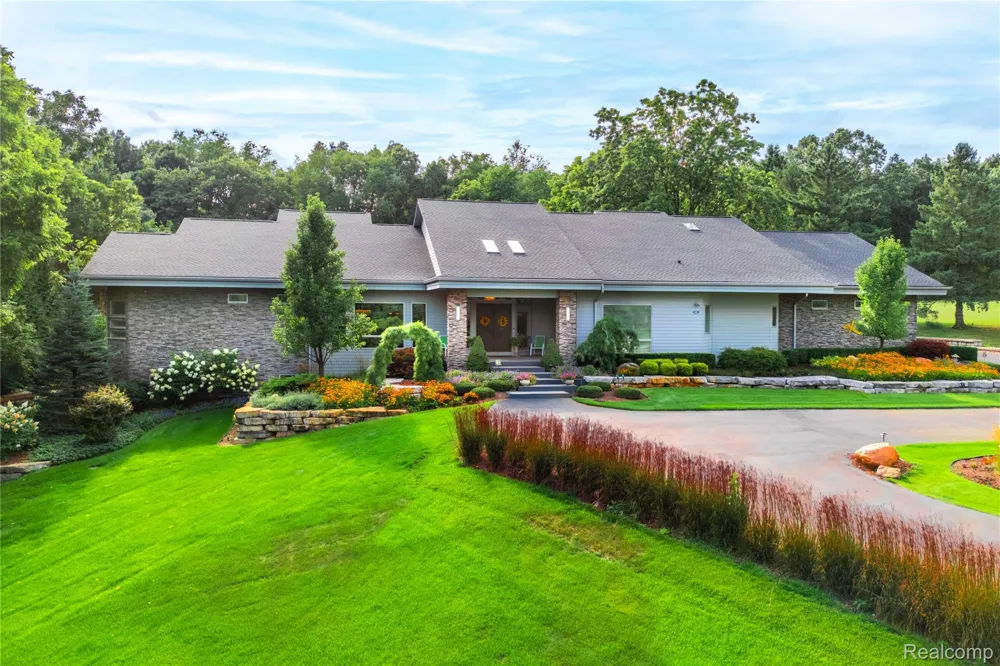 1661 Pinewood Milford Charter Township, MI 48381