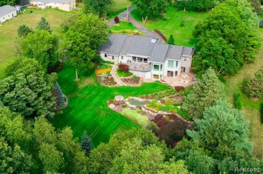 1661 Pinewood Milford Charter Township, MI 48381