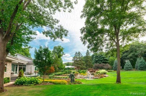 1661 Pinewood Milford Charter Township, MI 48381