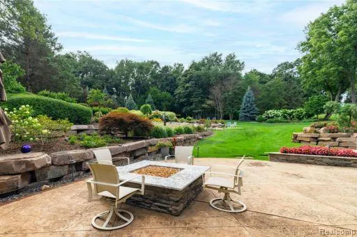 1661 Pinewood Milford Charter Township, MI 48381