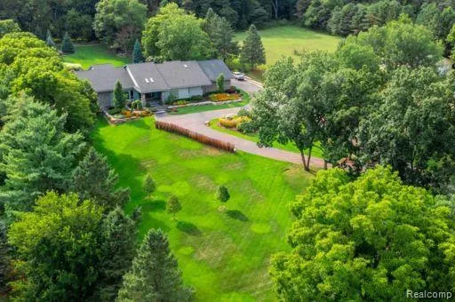 1661 Pinewood Milford Charter Township, MI 48381