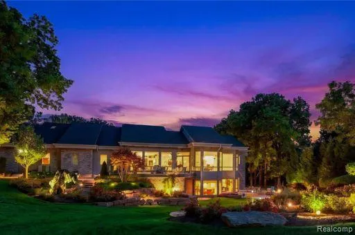 1661 Pinewood Milford Charter Township, MI 48381