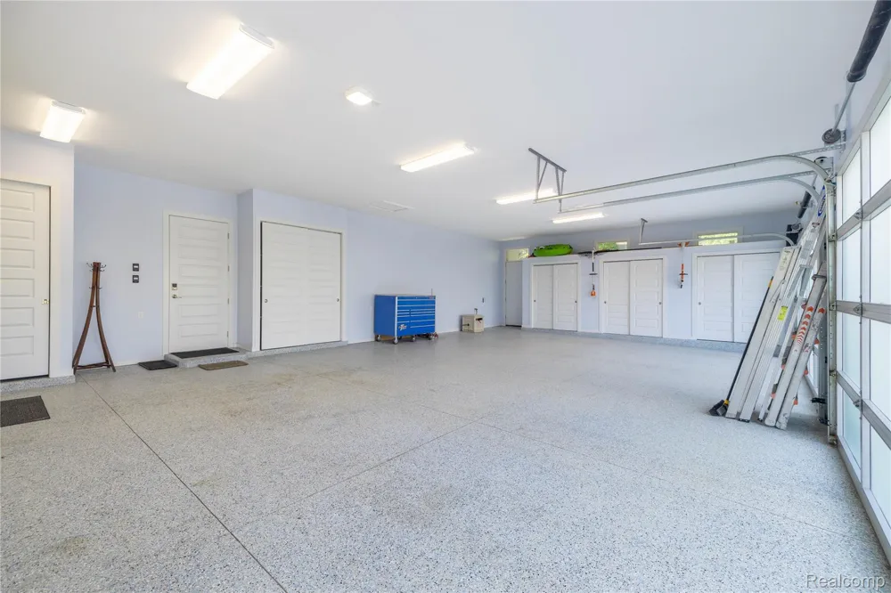 1661 Pinewood Milford Charter Township, MI 48381