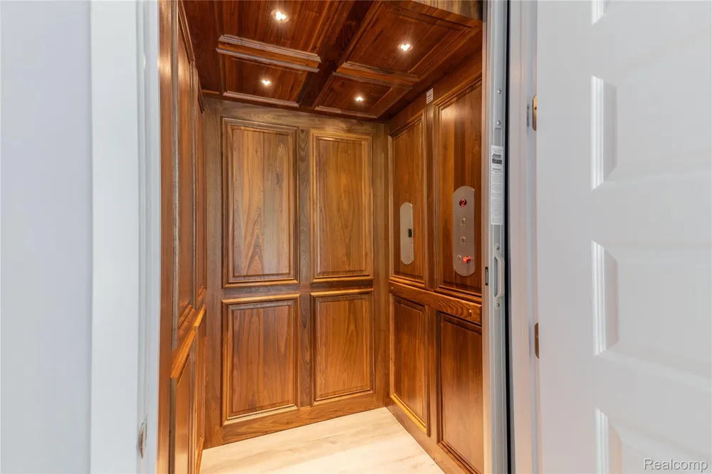 1661 Pinewood Milford Charter Township, MI 48381