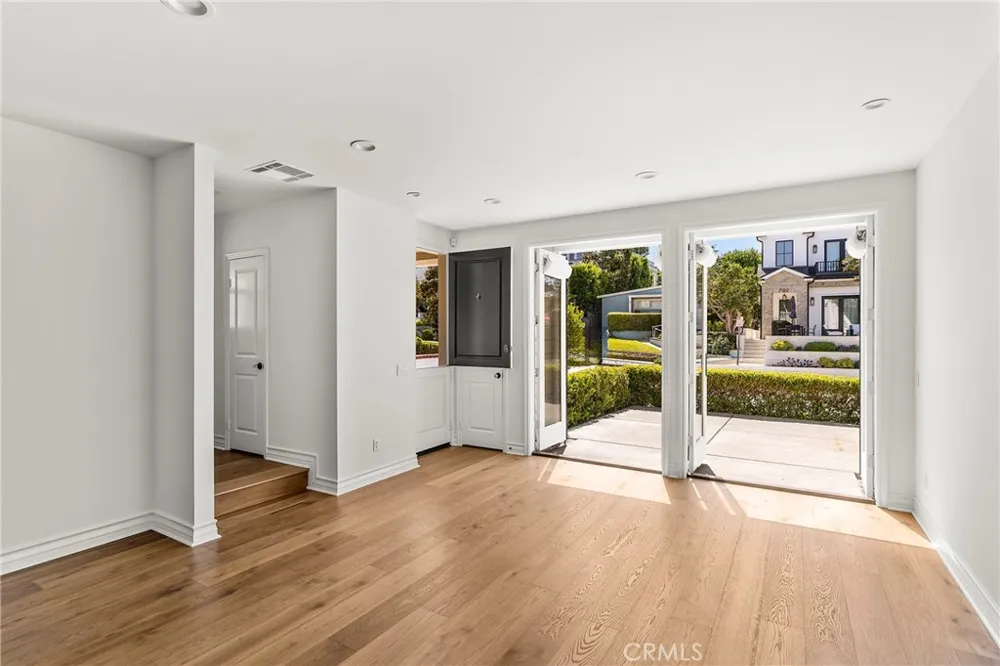 703 Poinsettia Avenue Corona del Mar, CA 92625