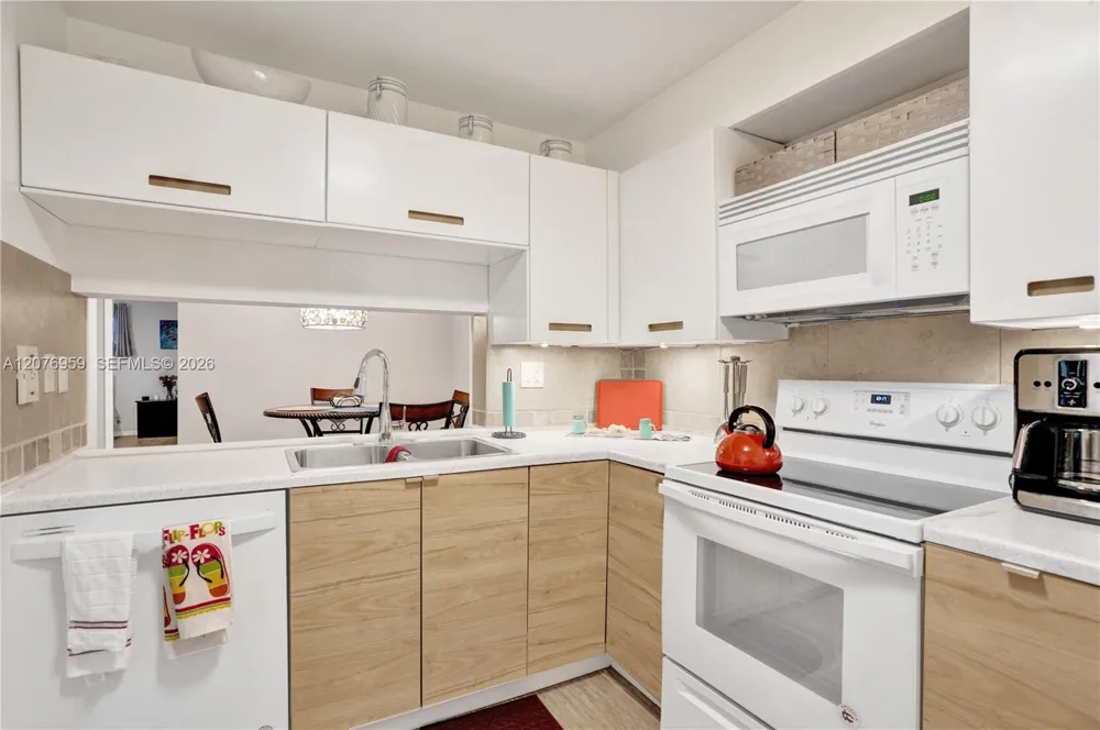 3017 Oakland Forest Dr #208 Oakland Park, FL 33309