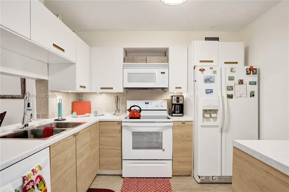3017 Oakland Forest Dr #208 Oakland Park, FL 33309