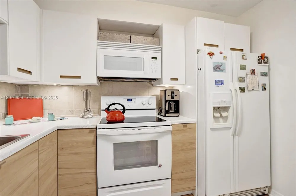 3017 Oakland Forest Dr #208 Oakland Park, FL 33309