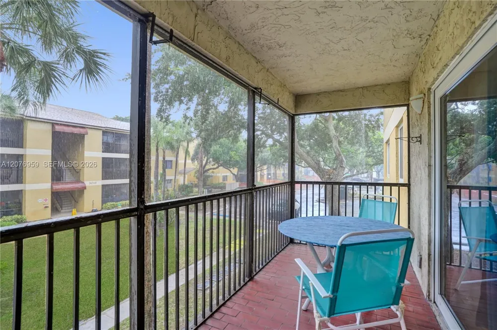 3017 Oakland Forest Dr #208 Oakland Park, FL 33309