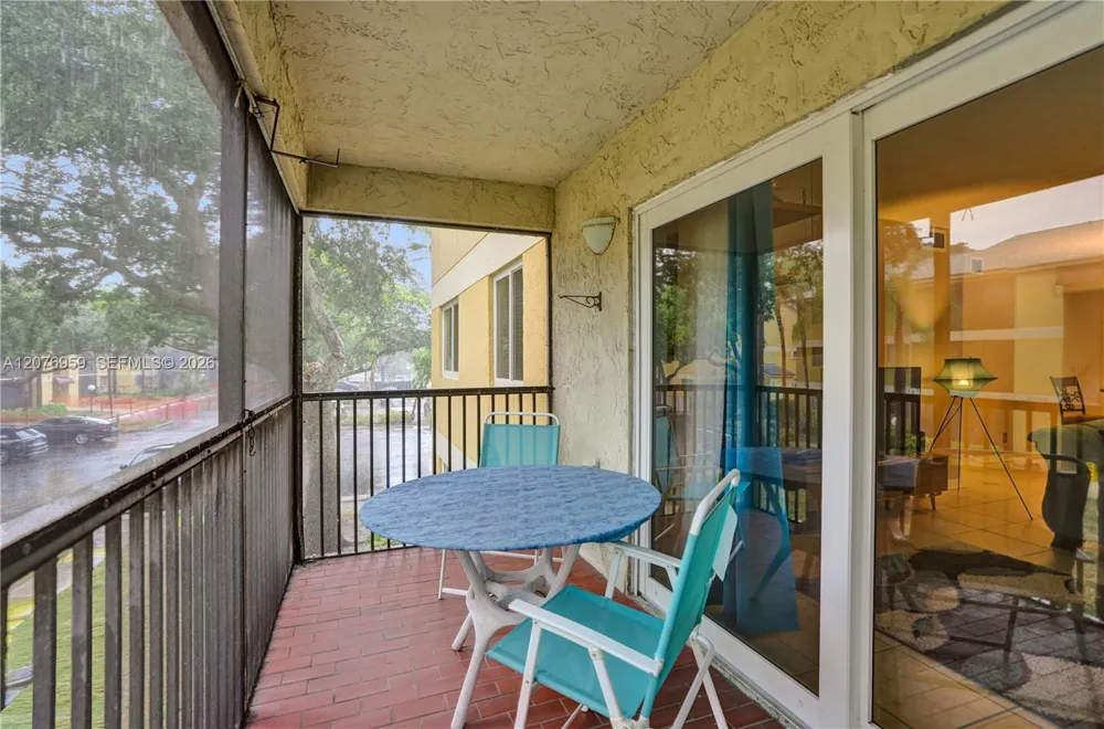 3017 Oakland Forest Dr #208 Oakland Park, FL 33309