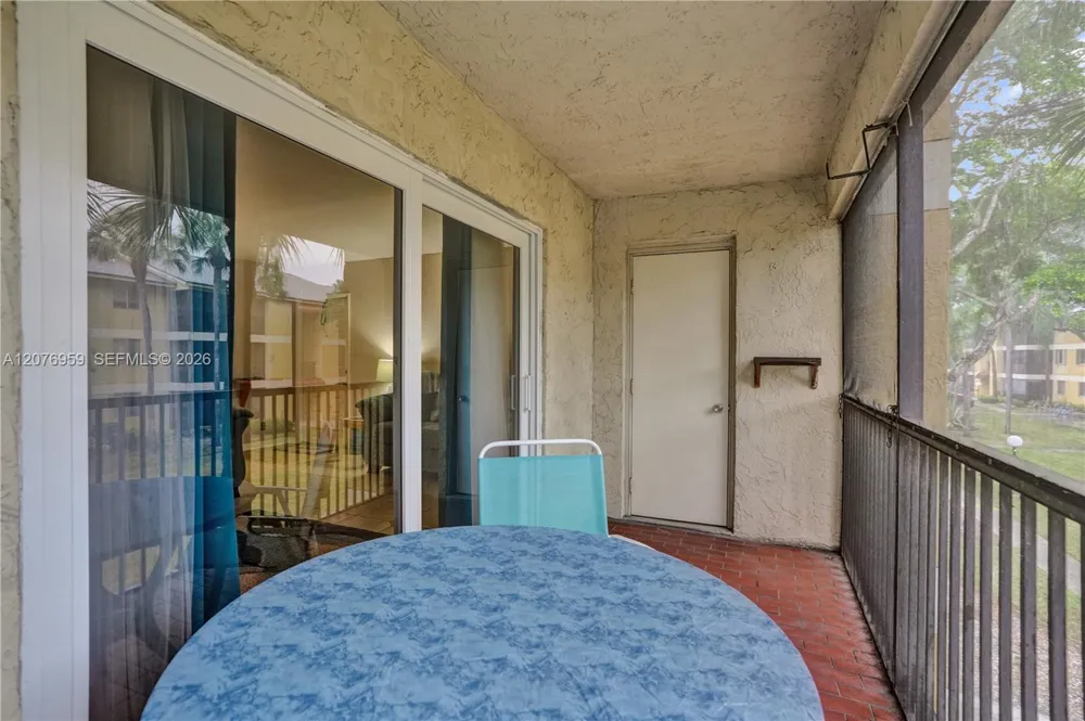 3017 Oakland Forest Dr #208 Oakland Park, FL 33309