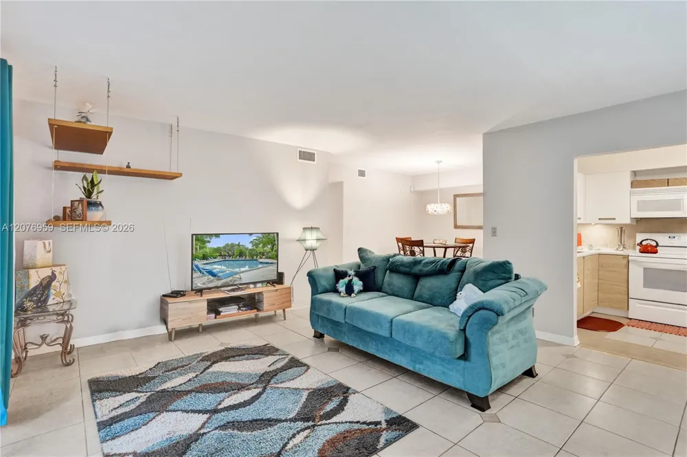 3017 Oakland Forest Dr #208 Oakland Park, FL 33309