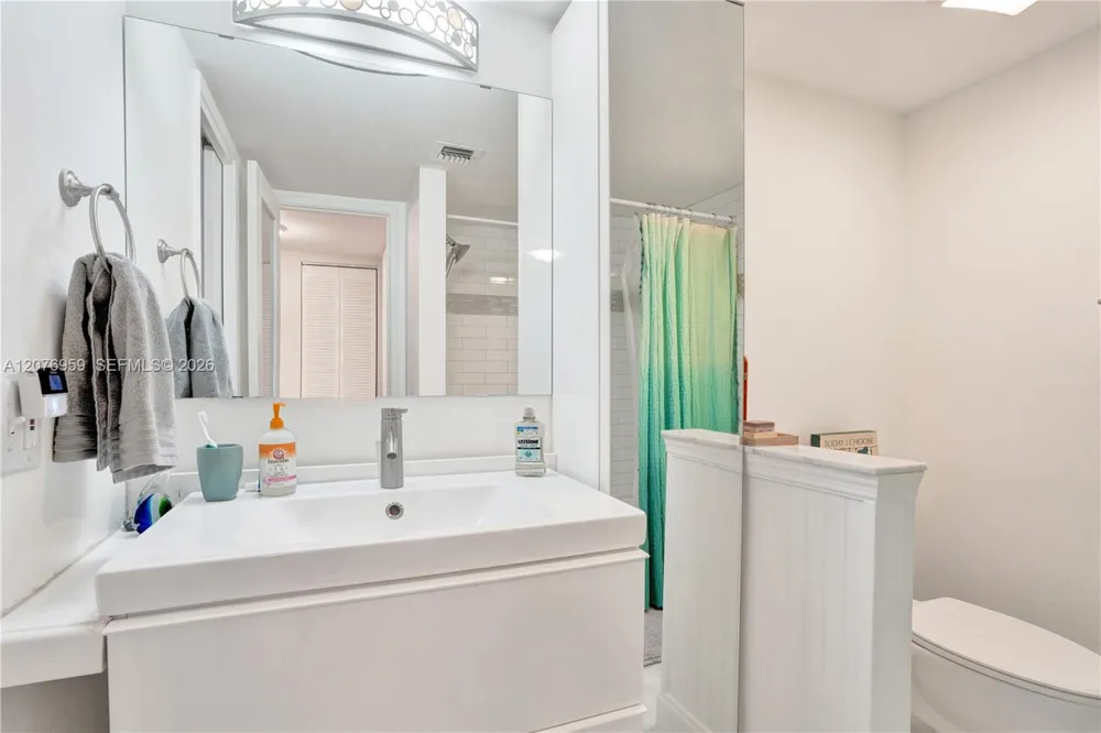 3017 Oakland Forest Dr #208 Oakland Park, FL 33309