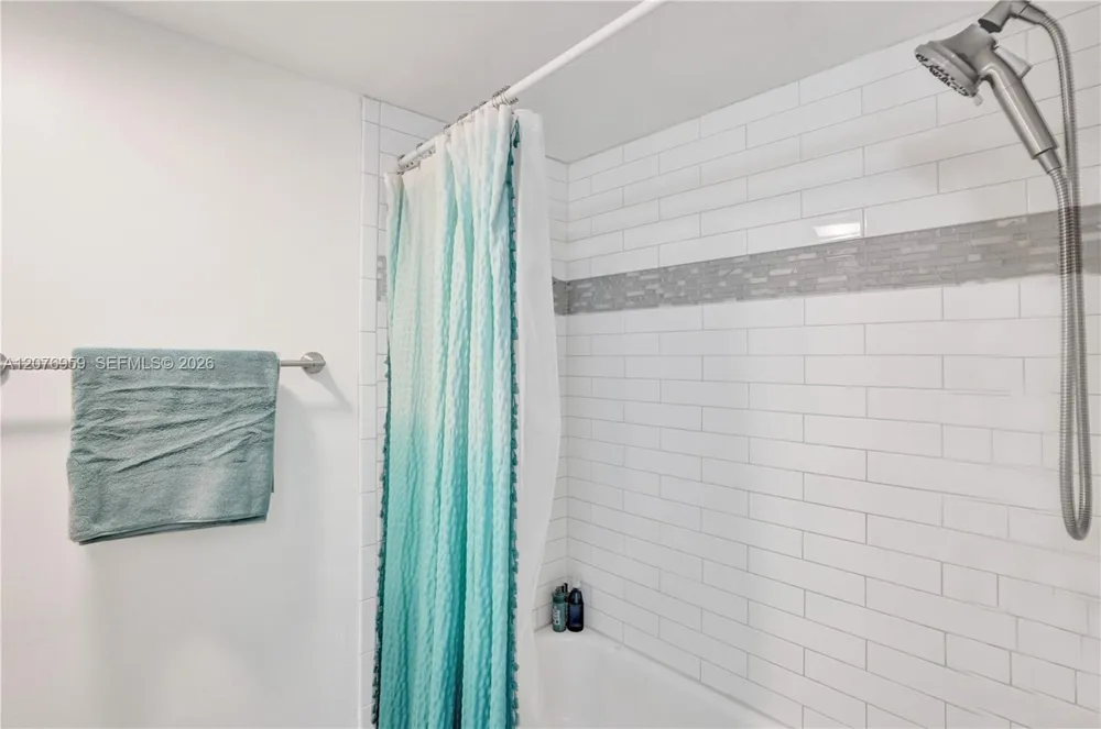 3017 Oakland Forest Dr #208 Oakland Park, FL 33309