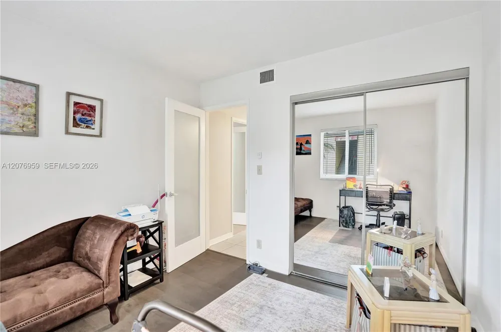 3017 Oakland Forest Dr #208 Oakland Park, FL 33309