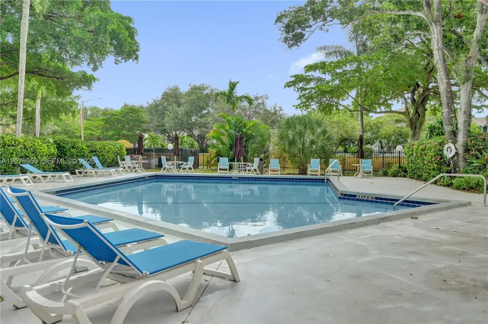 3017 Oakland Forest Dr #208 Oakland Park, FL 33309