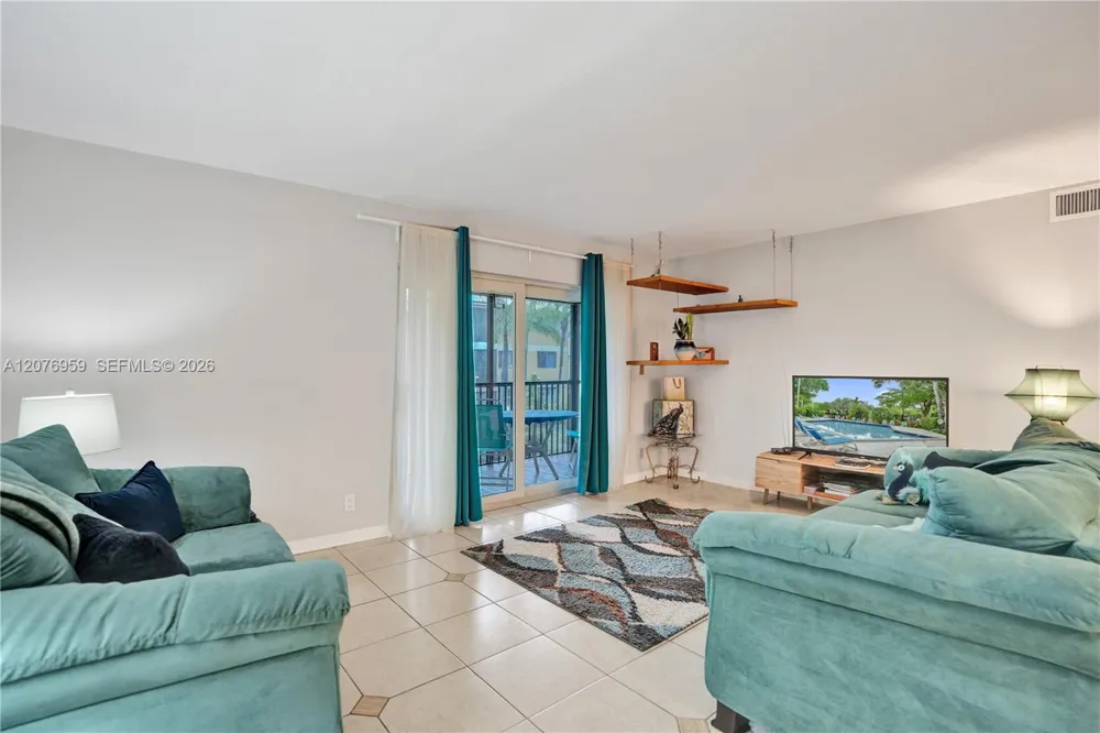 3017 Oakland Forest Dr #208 Oakland Park, FL 33309