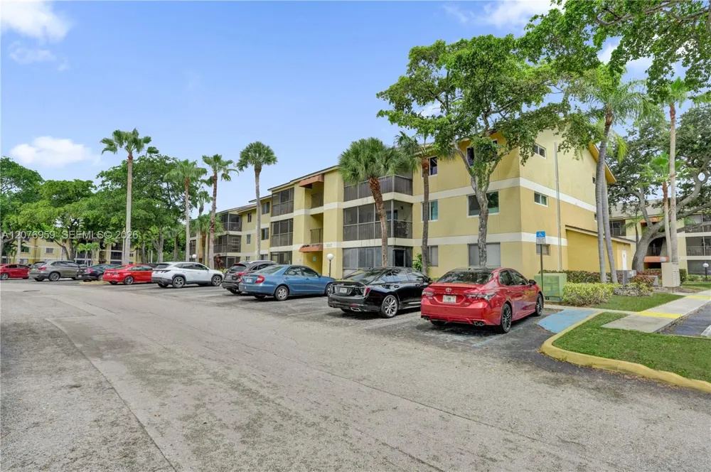 3017 Oakland Forest Dr #208 Oakland Park, FL 33309