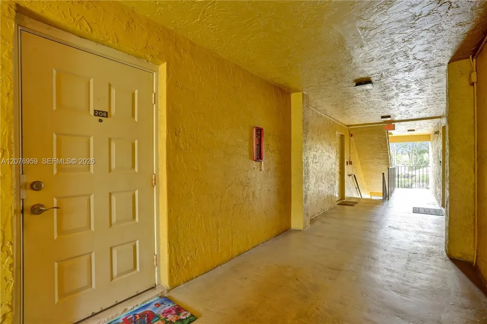 3017 Oakland Forest Dr #208 Oakland Park, FL 33309