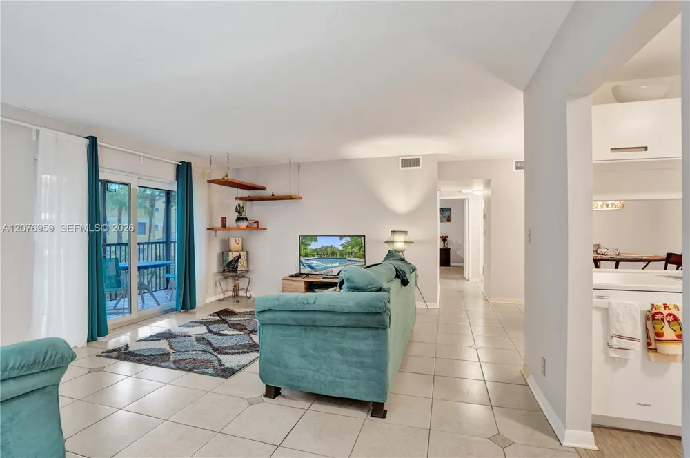 3017 Oakland Forest Dr #208 Oakland Park, FL 33309