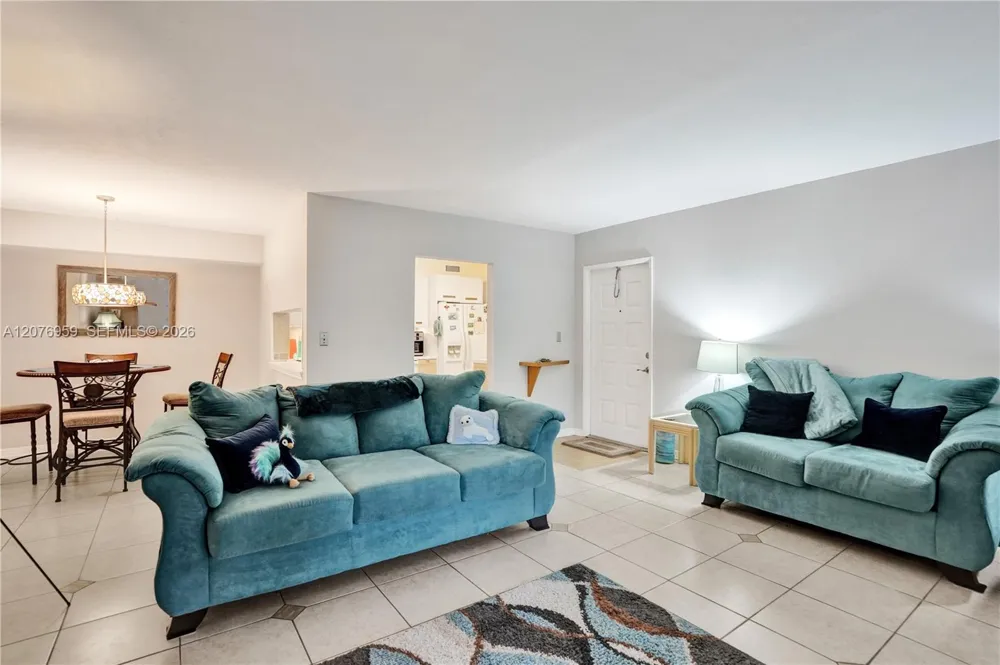 3017 Oakland Forest Dr #208 Oakland Park, FL 33309