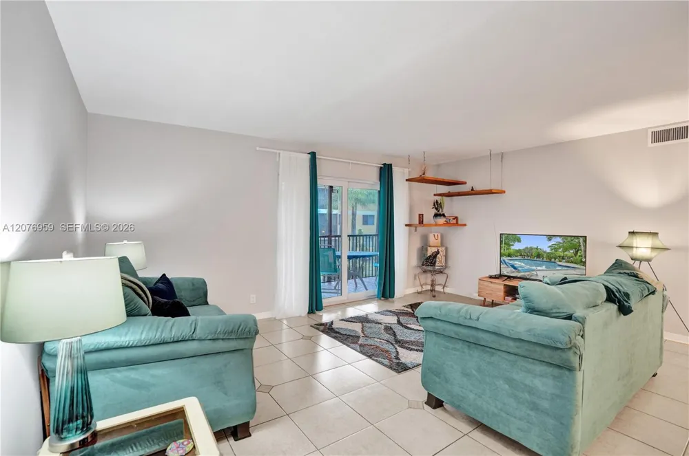 3017 Oakland Forest Dr #208 Oakland Park, FL 33309