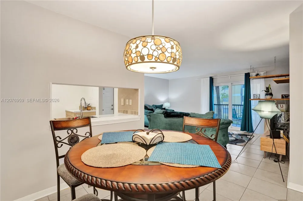 3017 Oakland Forest Dr #208 Oakland Park, FL 33309