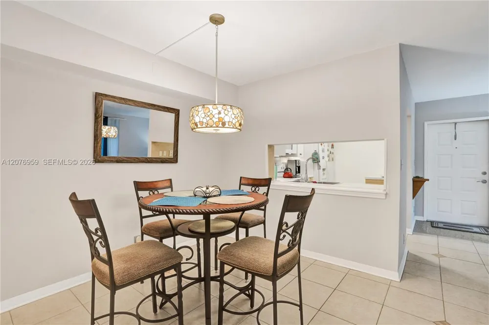 3017 Oakland Forest Dr #208 Oakland Park, FL 33309
