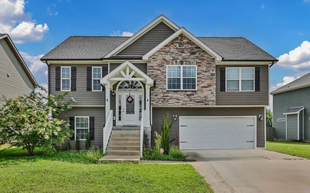 109 SYCAMORE HILL DRIVE Clarksville, TN 37042