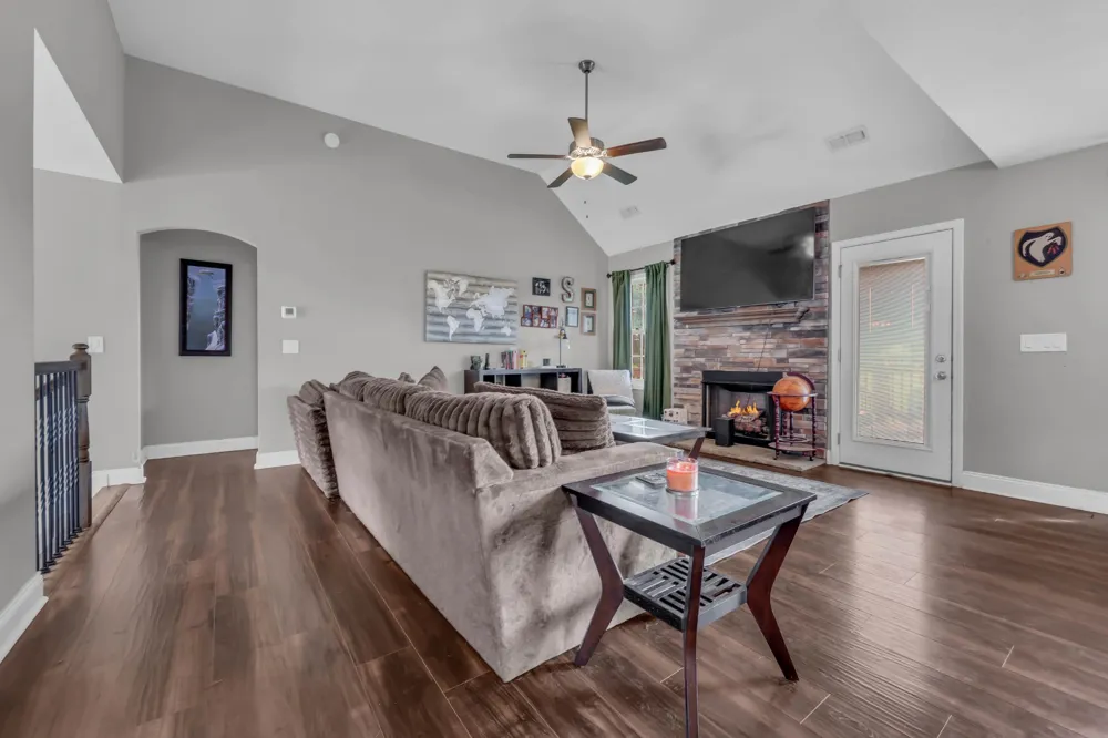 109 SYCAMORE HILL DRIVE Clarksville, TN 37042