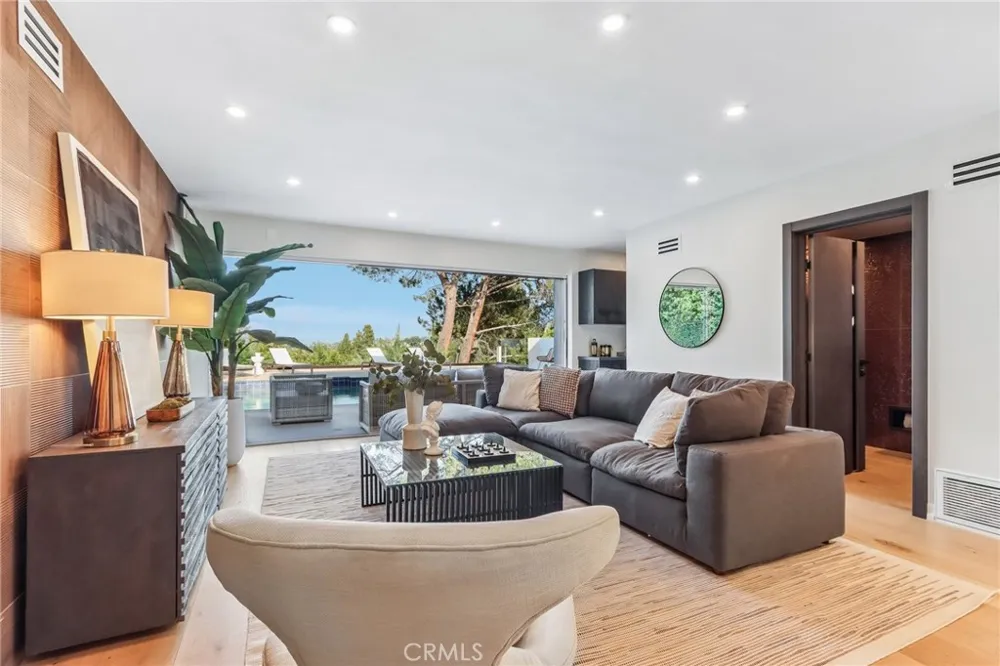 4140 Aleman Drive Tarzana, CA 91356