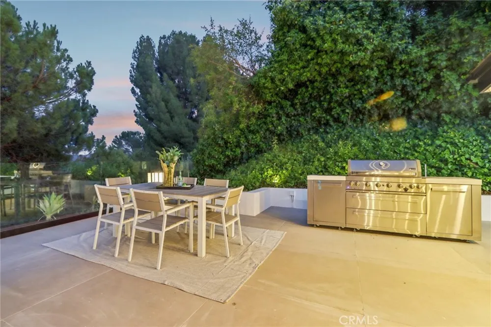 4140 Aleman Drive Tarzana, CA 91356