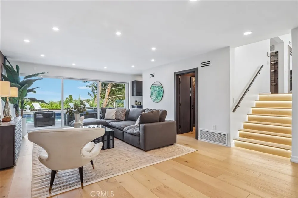 4140 Aleman Drive Tarzana, CA 91356