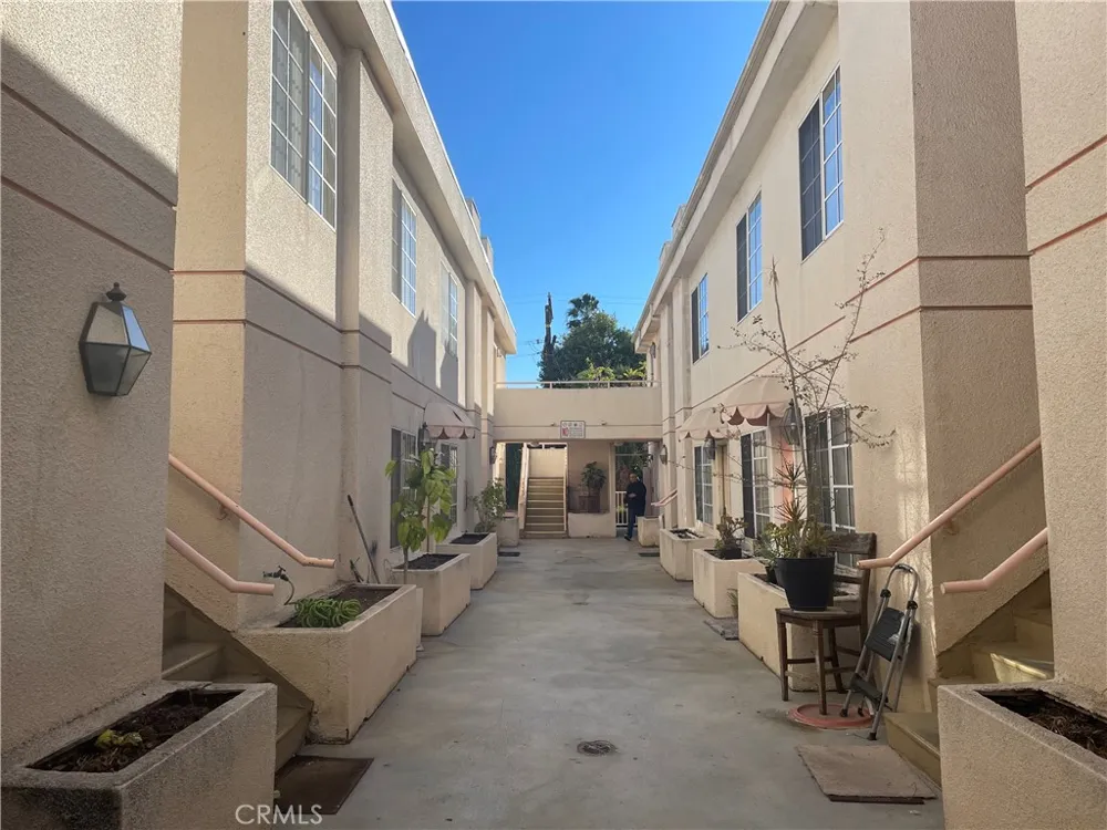 14758 Magnolia Blvd #104 Sherman Oaks, CA 91403