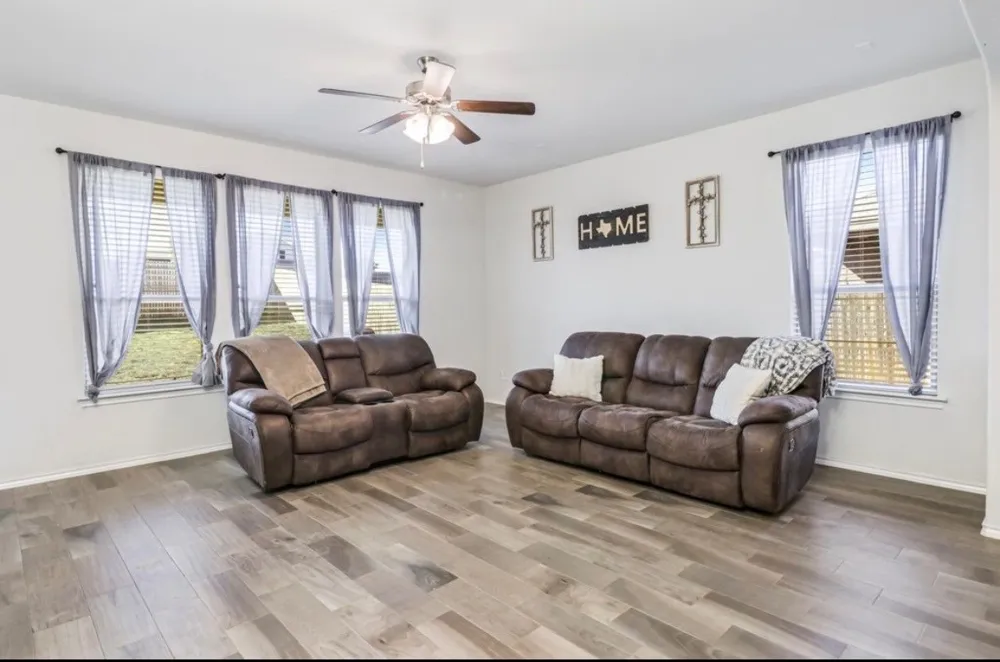 1831 Creekwood Drive Cleburne, TX 76033