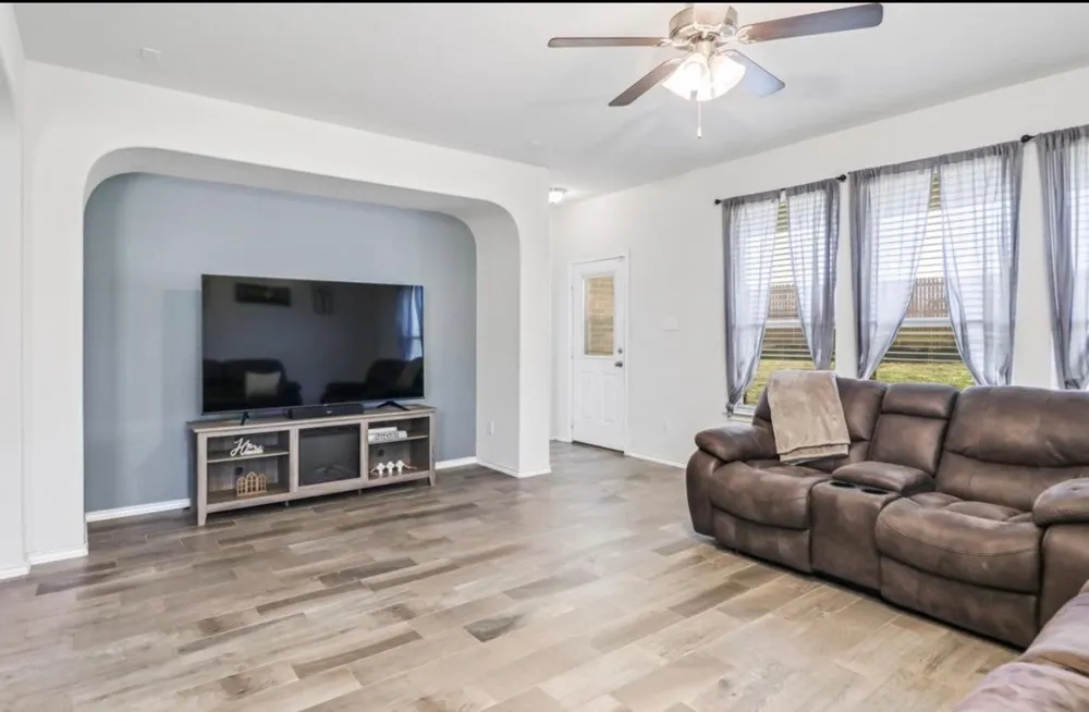1831 Creekwood Drive Cleburne, TX 76033