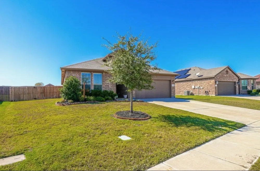 1831 Creekwood Drive Cleburne, TX 76033