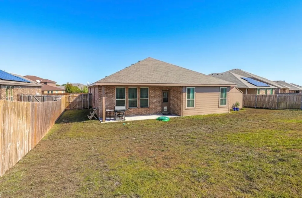 1831 Creekwood Drive Cleburne, TX 76033