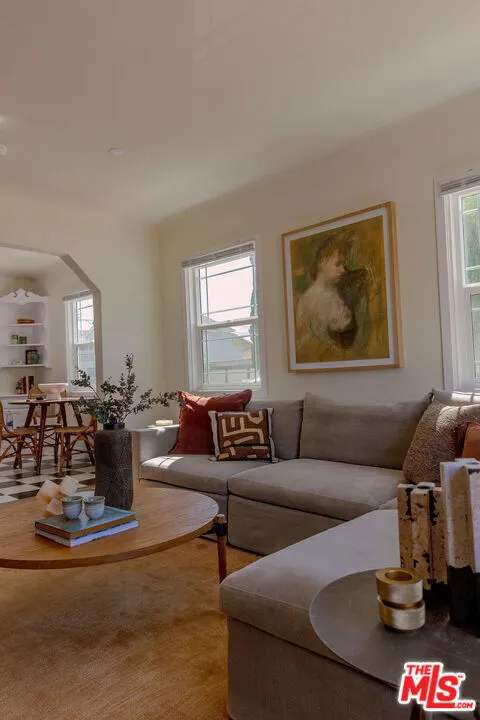 5317 Saturn Street Los Angeles, CA 90019
