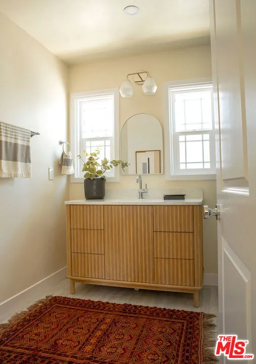 5317 Saturn Street Los Angeles, CA 90019