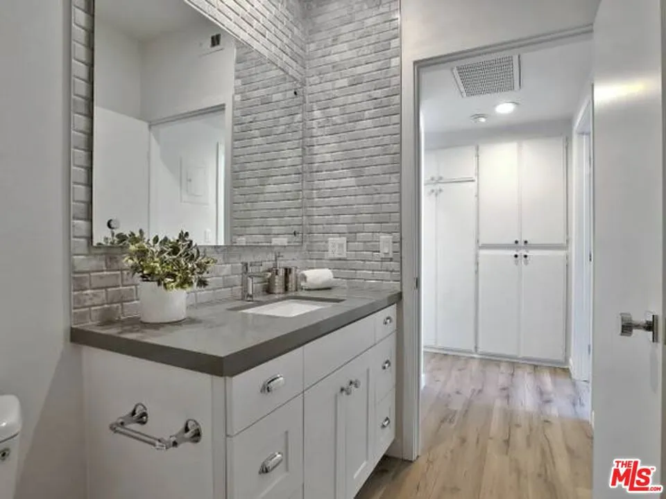 1900 SILVER #208 Los Angeles, CA 90039