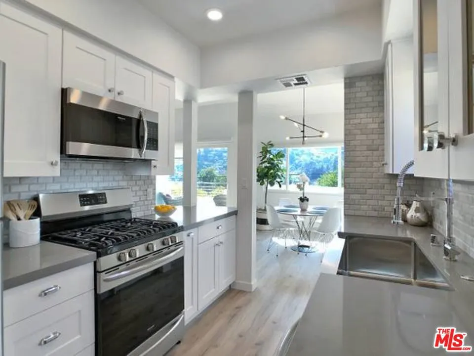 1900 SILVER #208 Los Angeles, CA 90039